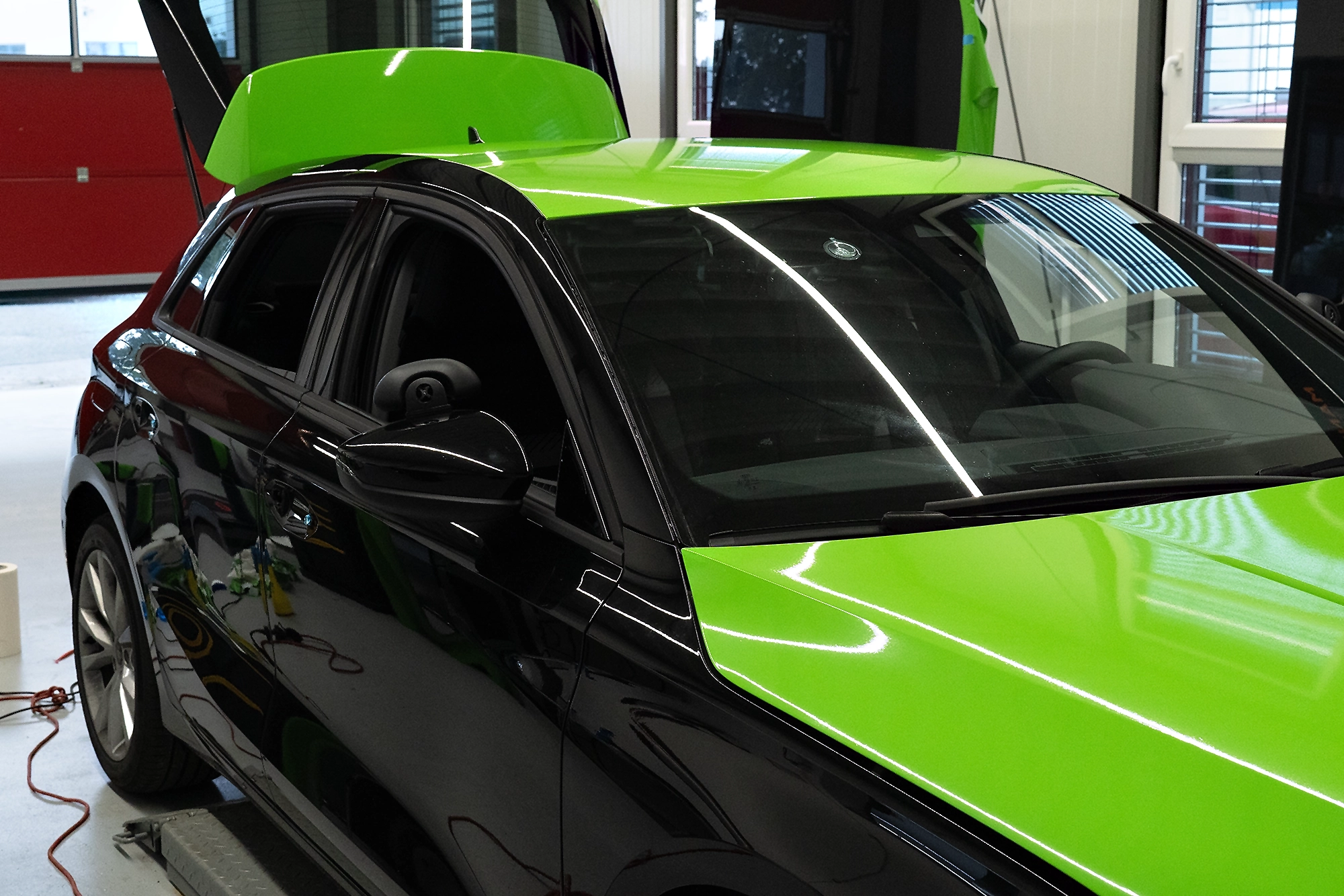 Verklebeprozess einer Vollfolierung Carwrapping bei Manicke Werbetechnik im Extertal